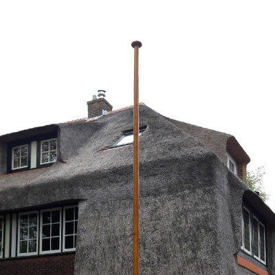 Klassieke houten mast met bok, Haarlem